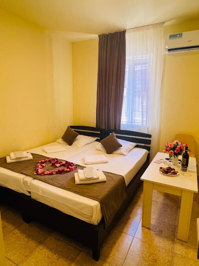 Marnar Hotel Jerevan Exteriör bild