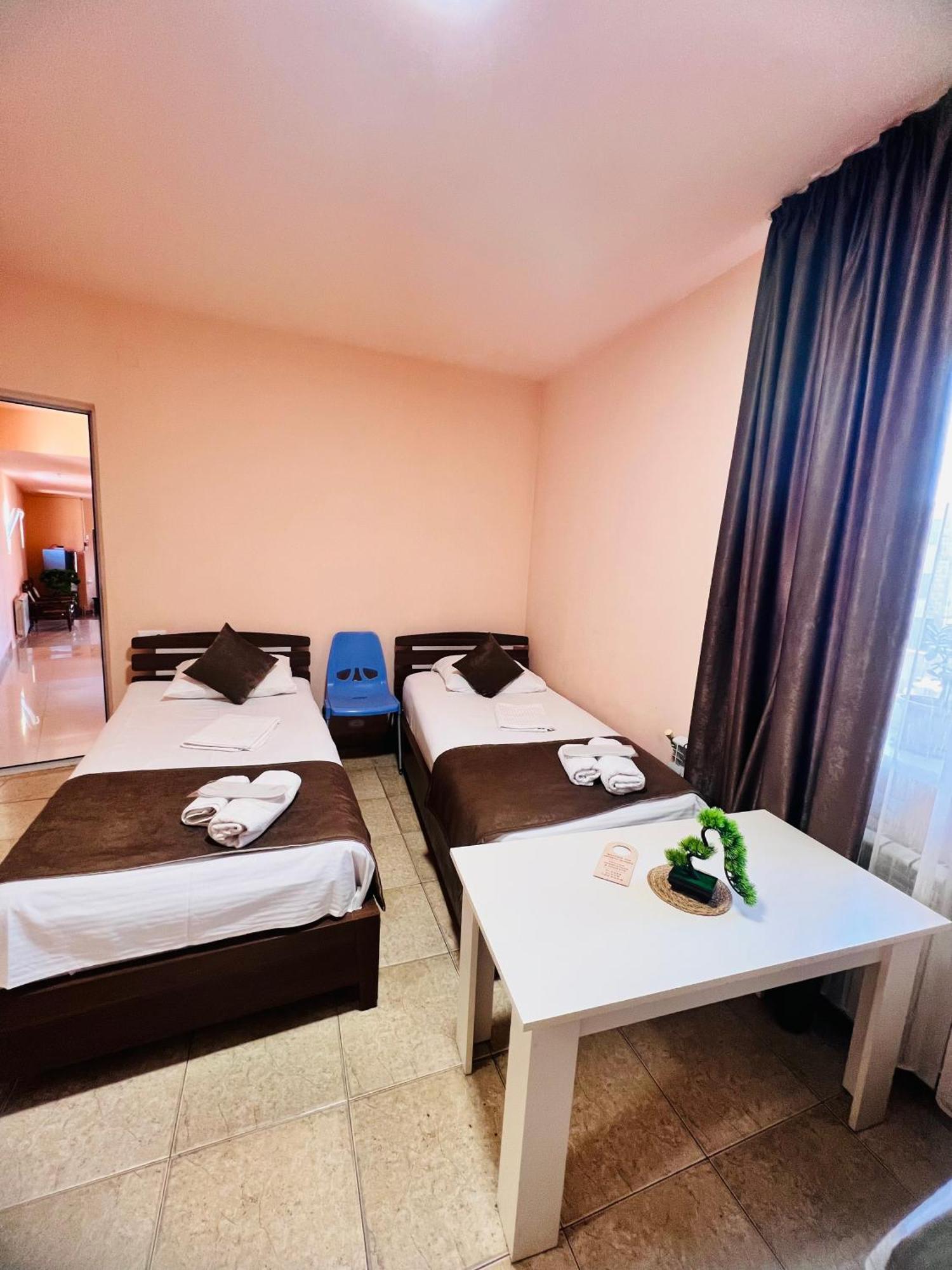 Marnar Hotel Jerevan Exteriör bild